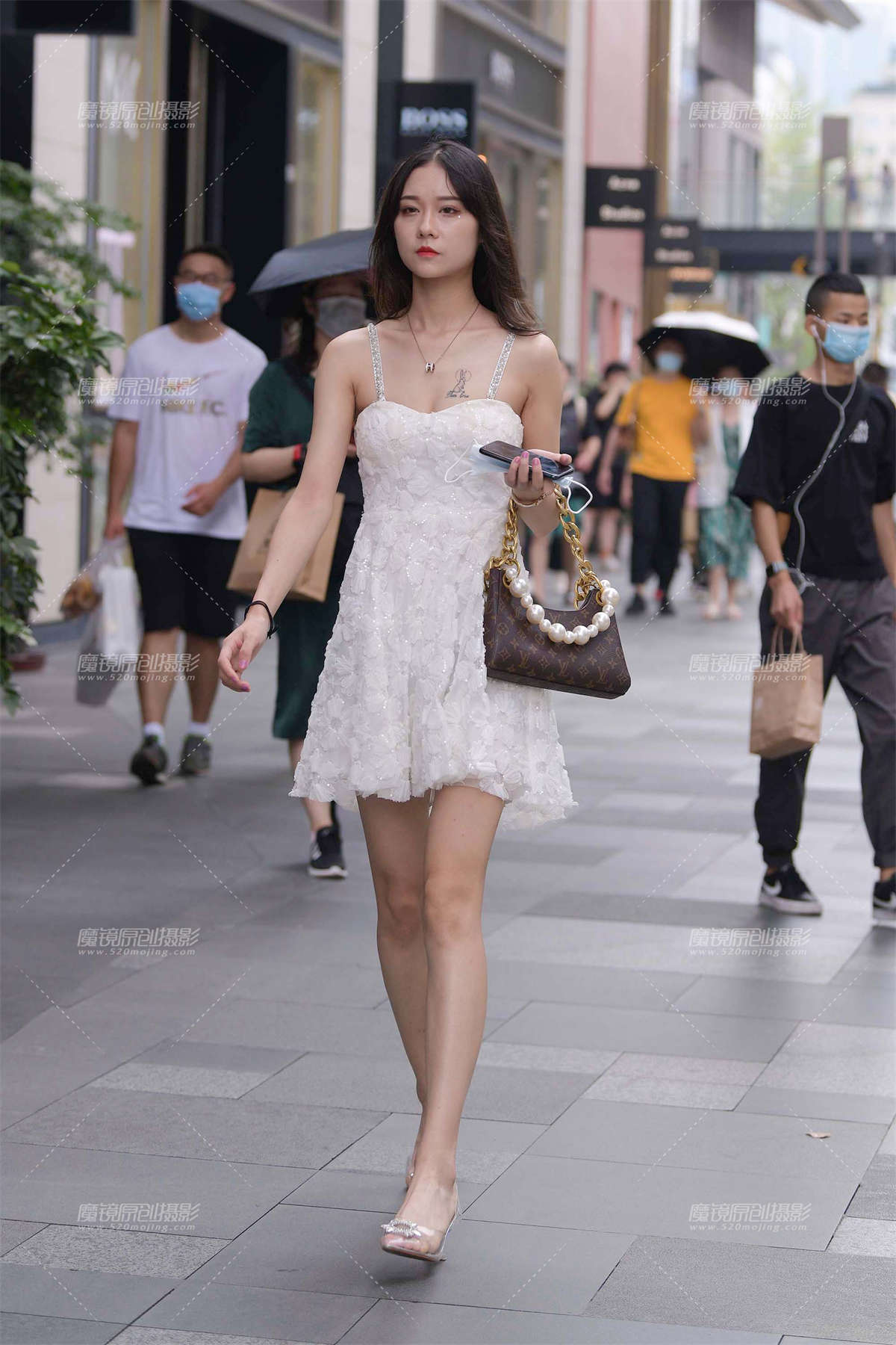 吊带裙美腿美女-日更街拍