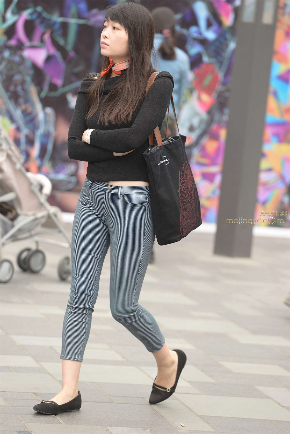 紧裤丰臀休闲美女-日更街拍