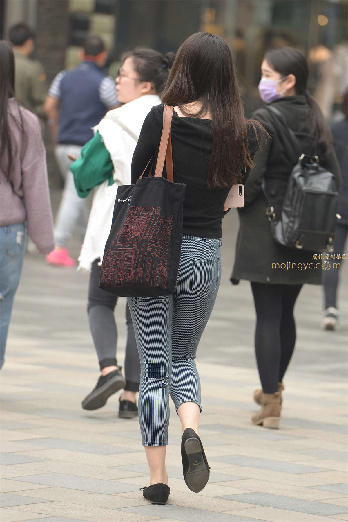 图片[2]-紧裤丰臀休闲美女-日更街拍