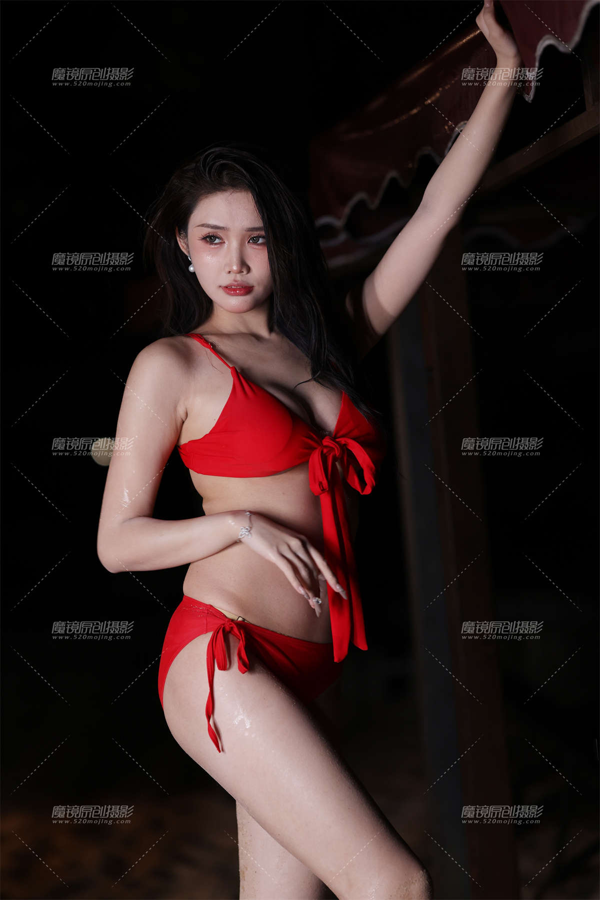 极品红色比基尼白皙美模小思佳-日更街拍