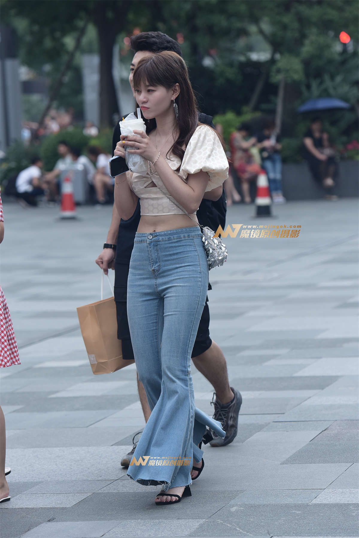 喝奶茶的小姐姐-日更街拍