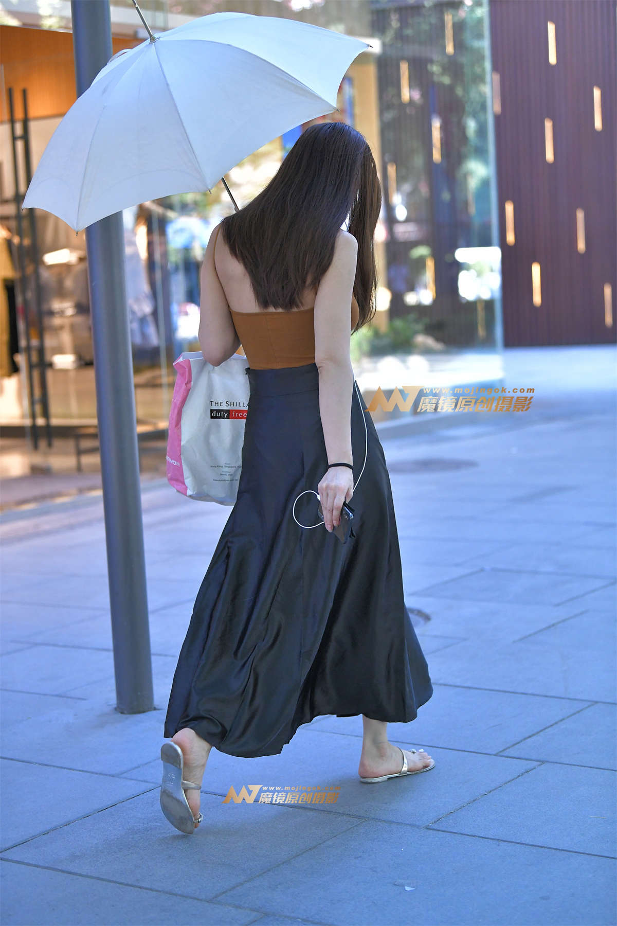 图片[2]-【红石赛帖】一个打伞的性感小少妇-日更街拍