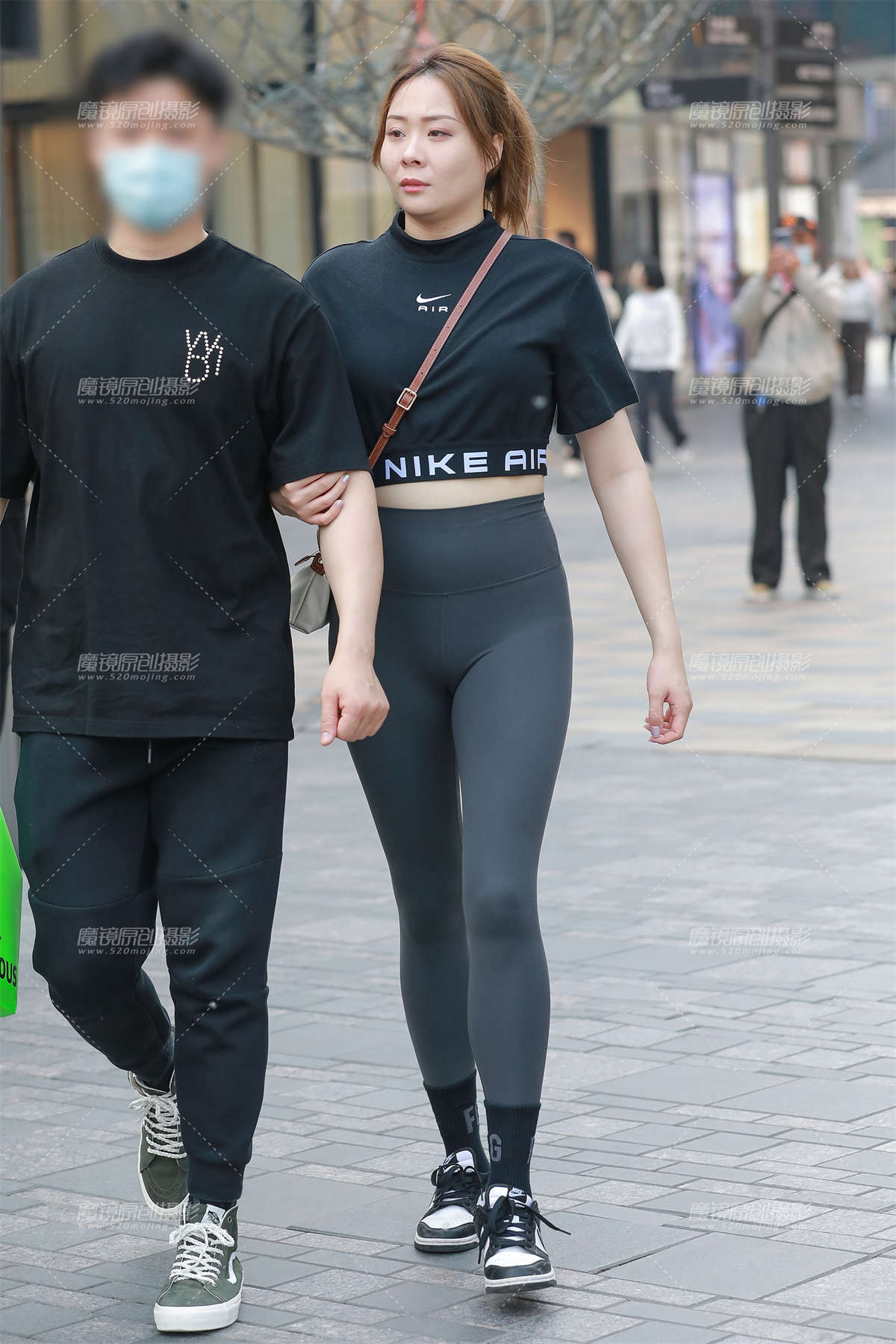 紧身瑜伽裤美女-日更街拍