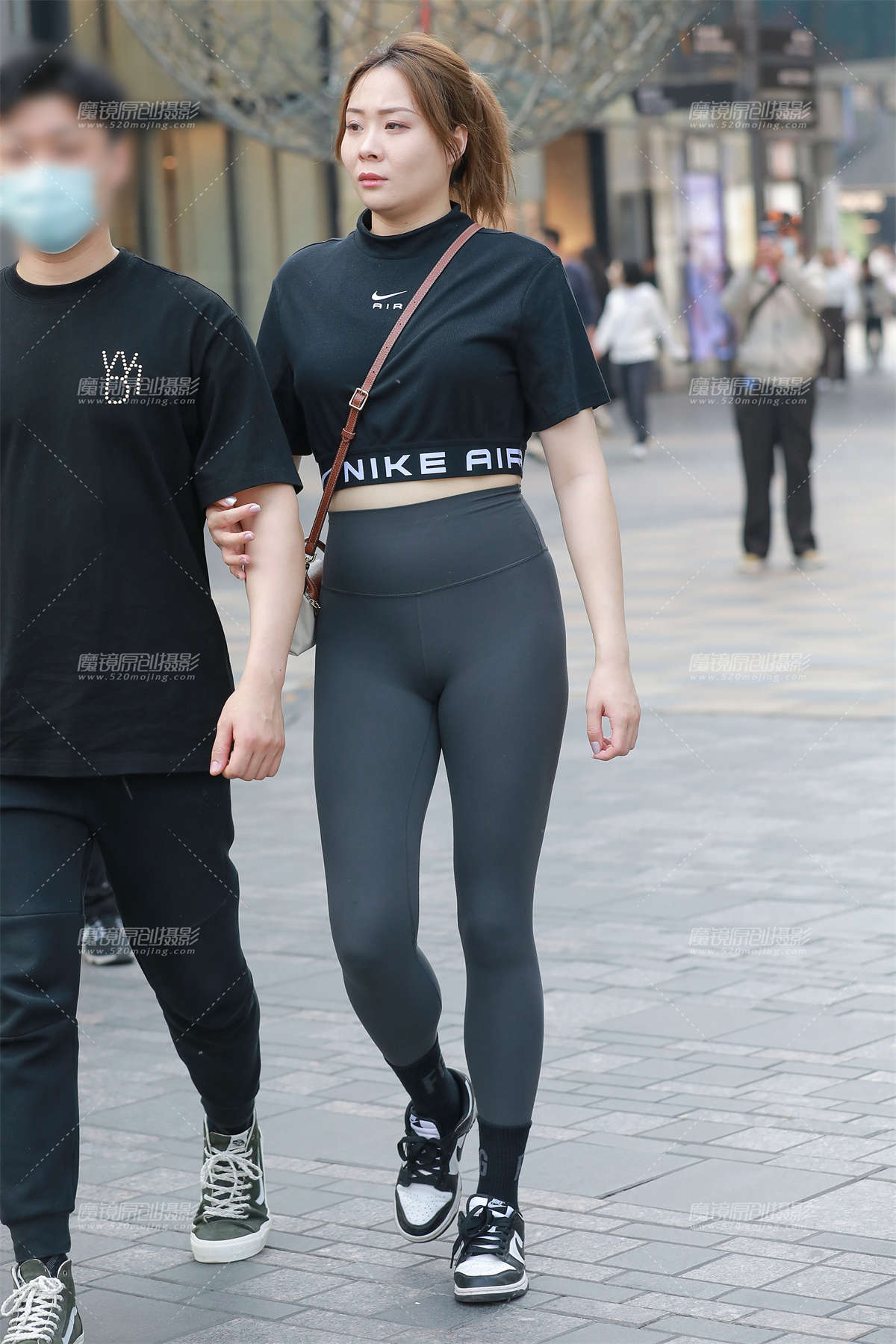 图片[2]-紧身瑜伽裤美女-日更街拍