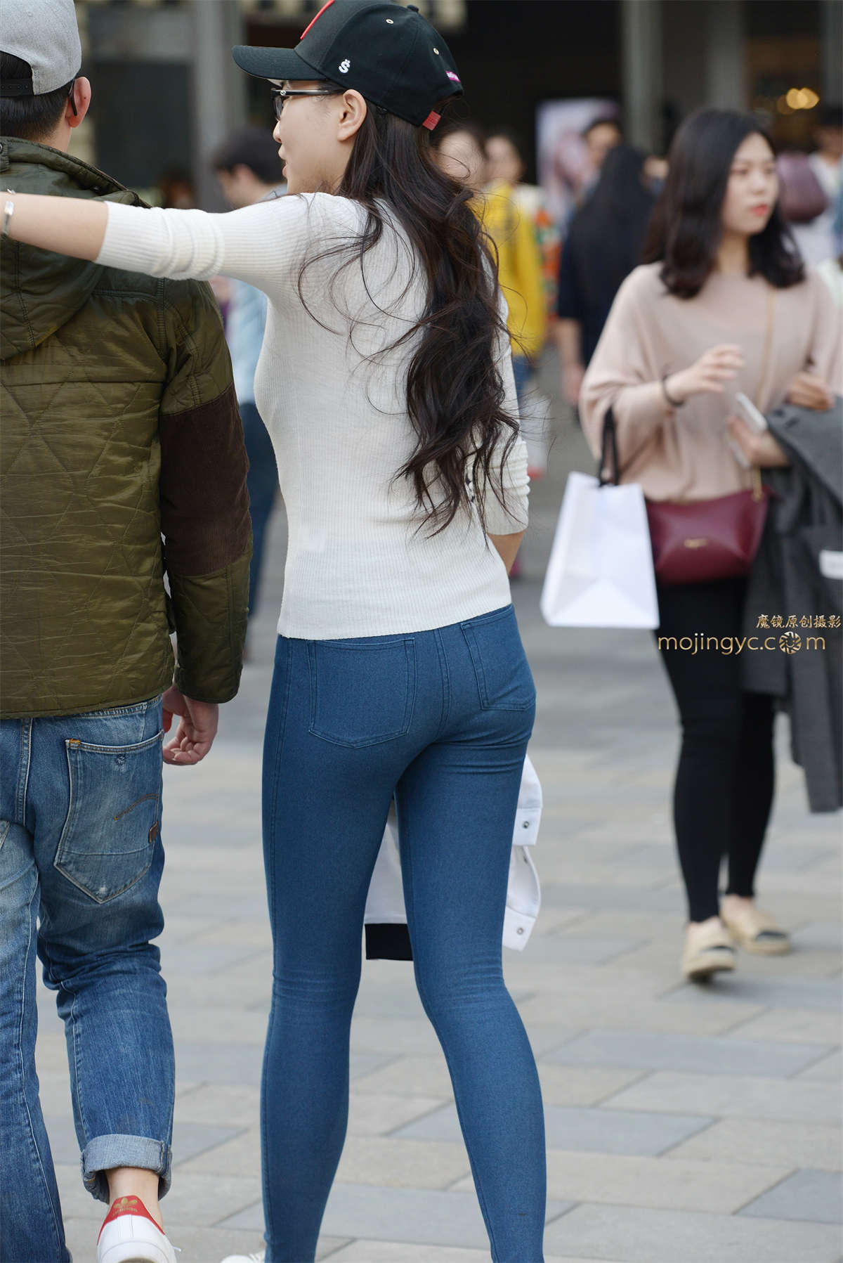 图片[2]-紧牛薄款针织衫紧身美女-日更街拍