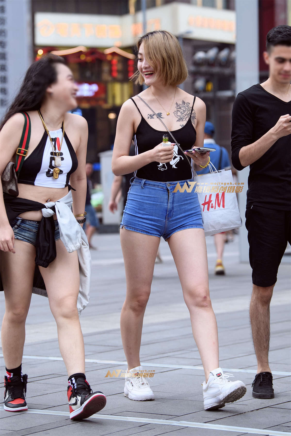 【久久赛帖】吊带紧身牛仔短裤-日更街拍