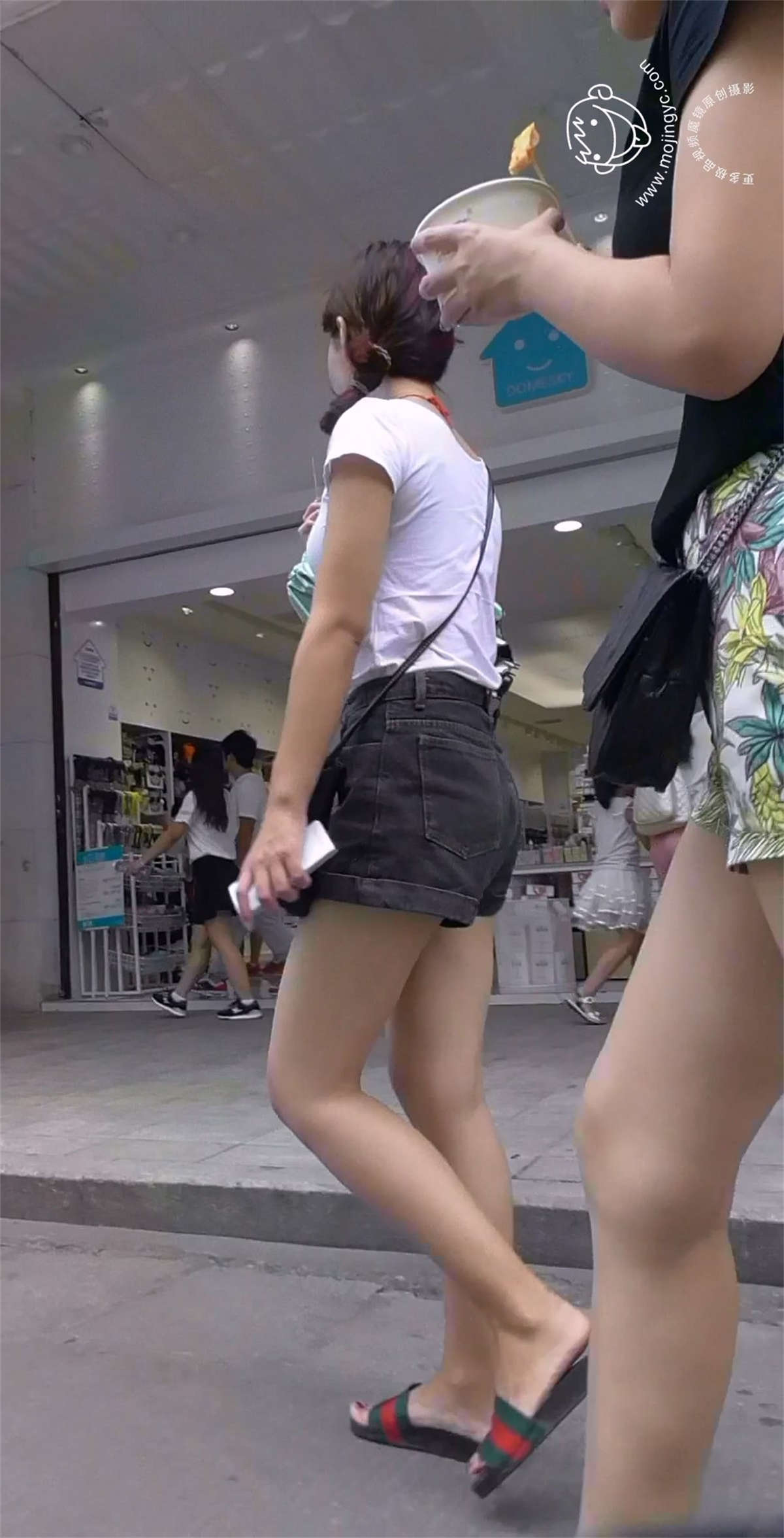 图片[2]-热裤美腿性感美女-日更街拍