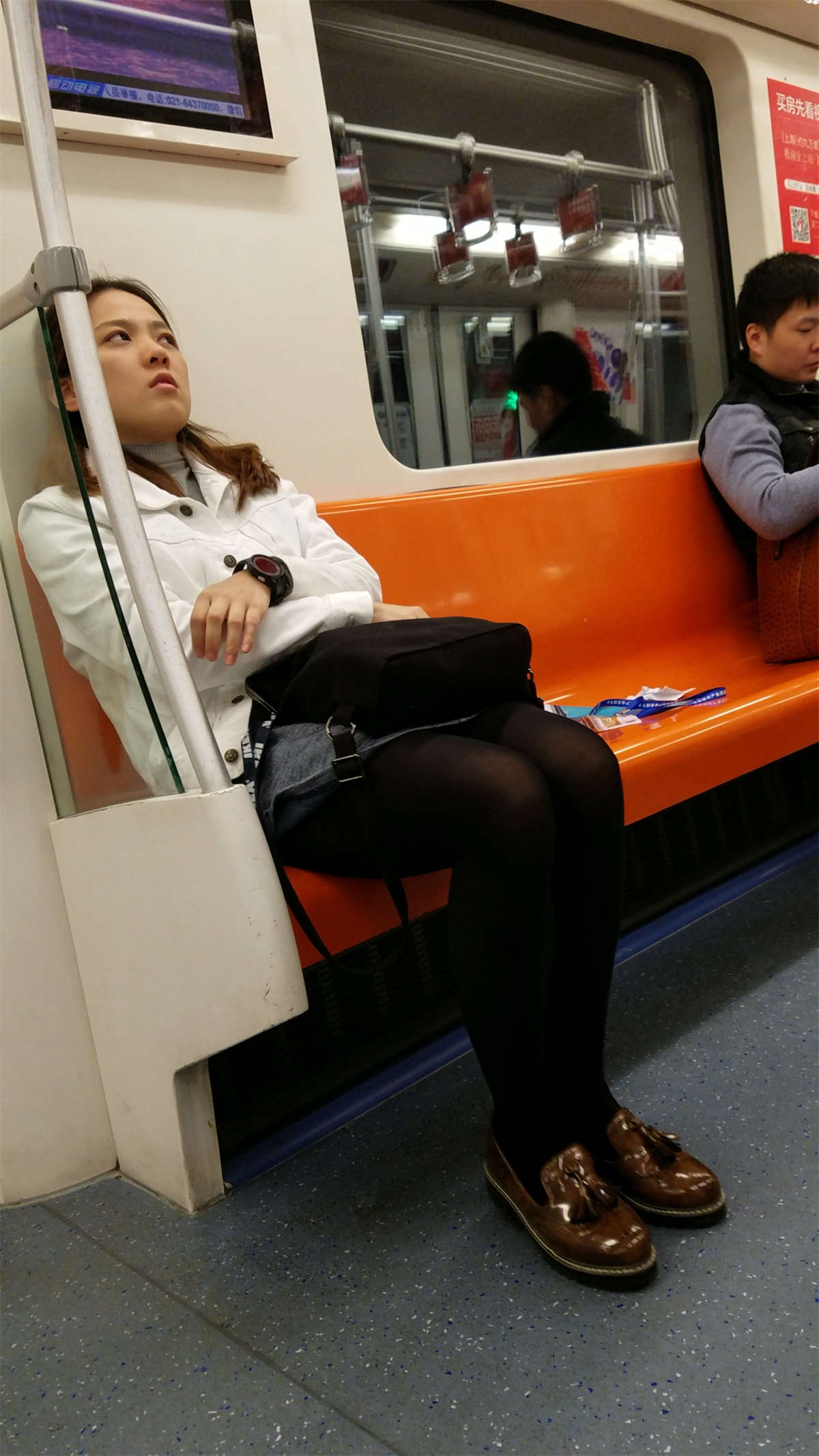 图片[2]-地铁拍摄黑色丝袜长发少妇-日更街拍