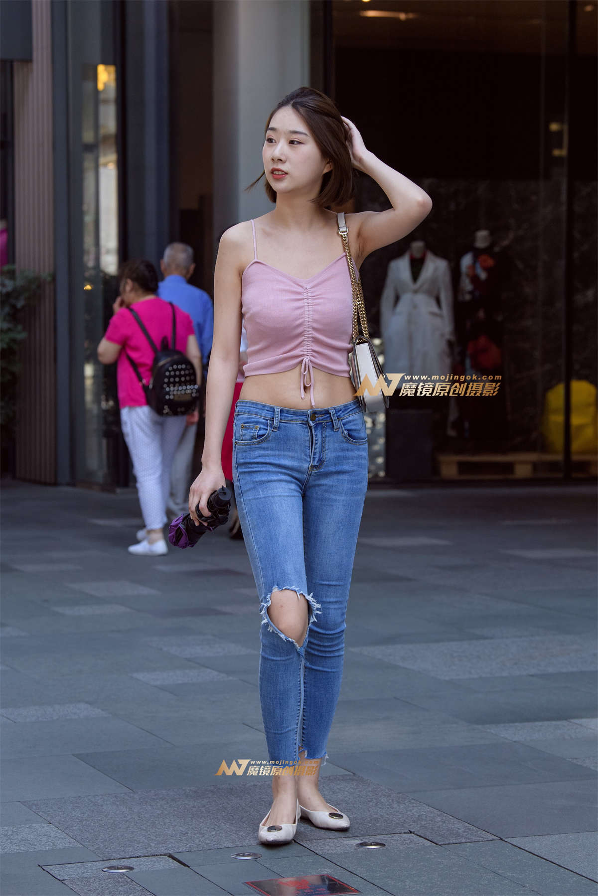 【久久赛帖】吊带紧身牛仔裤显身姿-日更街拍