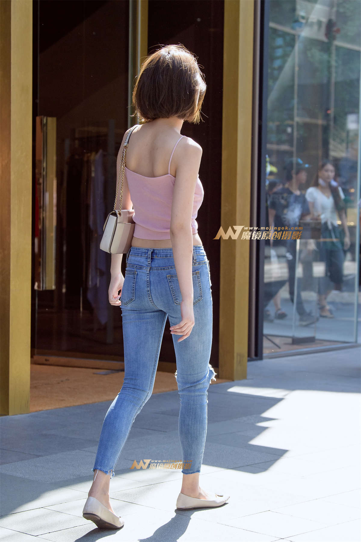 图片[2]-【久久赛帖】吊带紧身牛仔裤显身姿-日更街拍