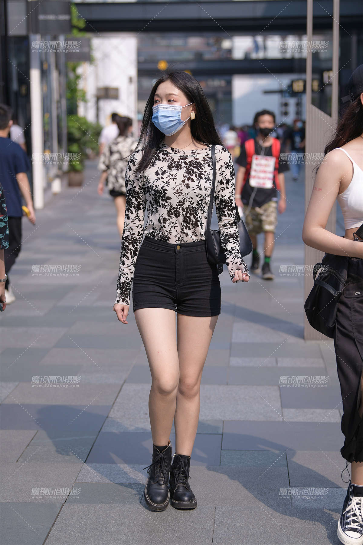 紧致de黑色热裤美眉-日更街拍