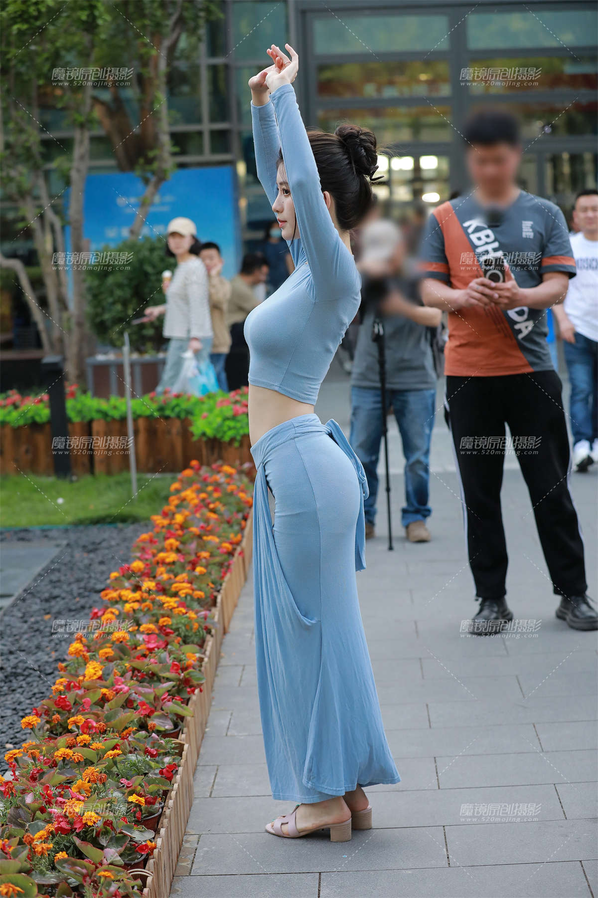 蓝色紧身包臀裙美女-日更街拍