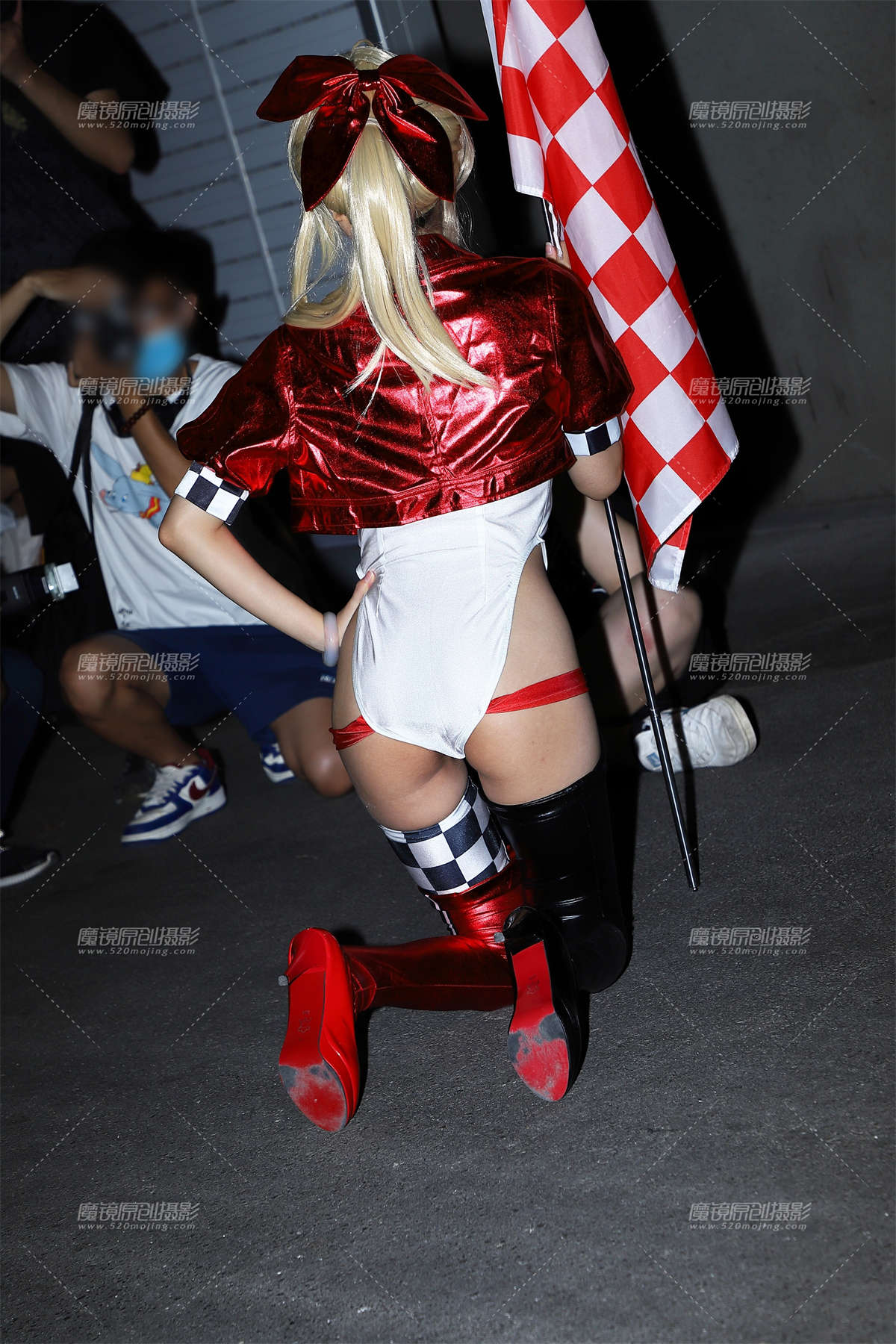 红色格子旗女郎插图1