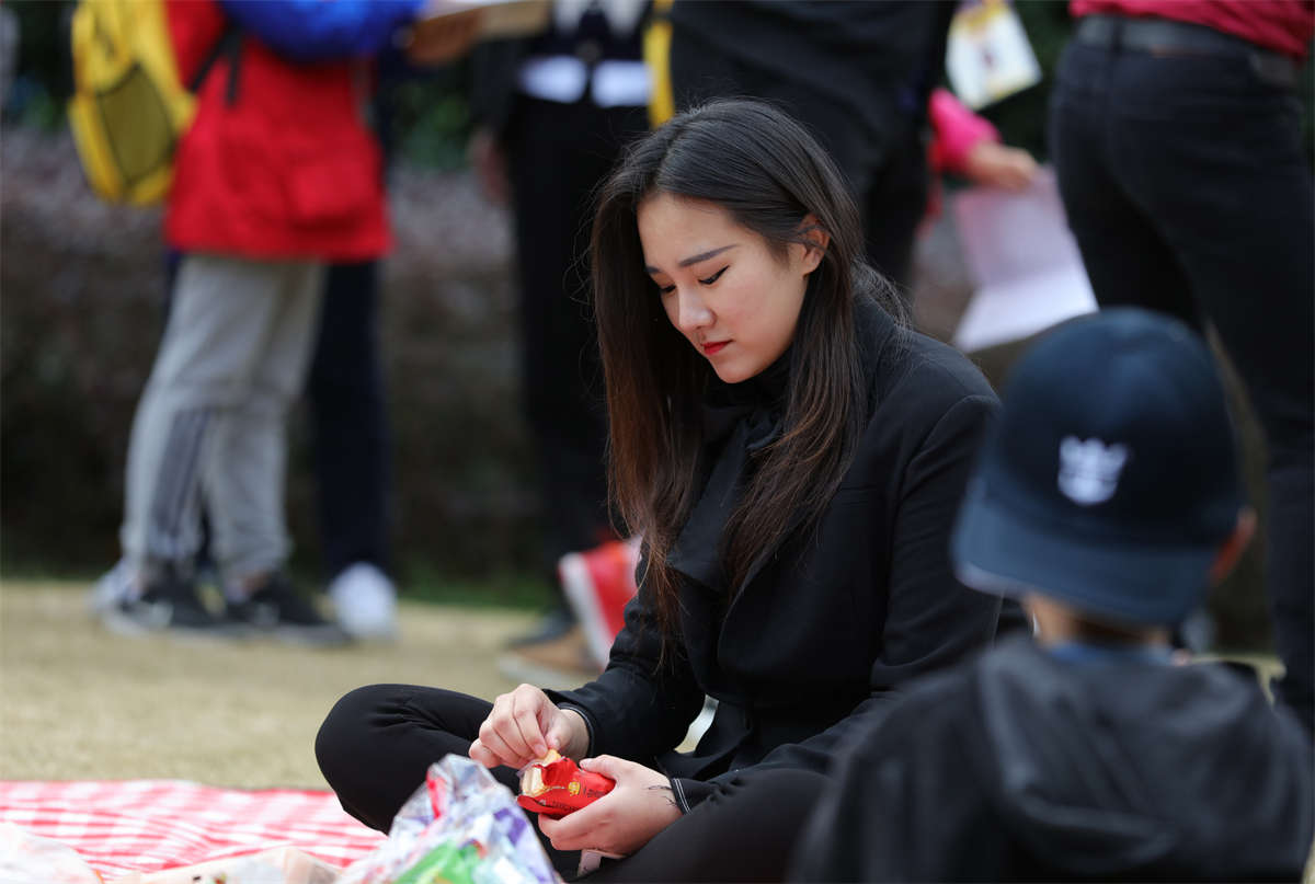 图片[2]-踏青公园街拍系列No.1516 很甜，很美，很耀眼，最后美臀冲我的姿势很嚣张 第1套-日更街拍