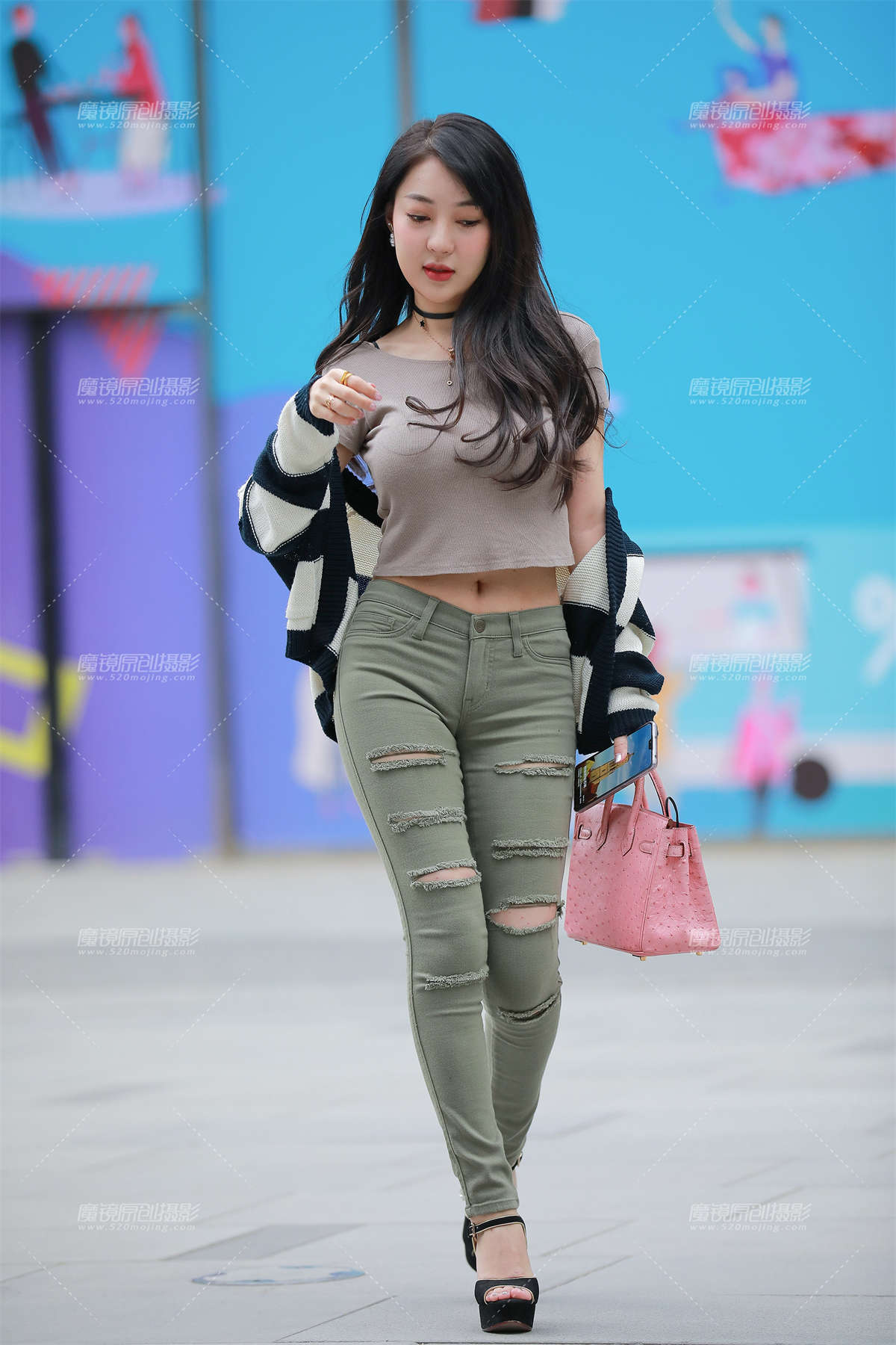 【补档】破洞牛仔裤美眉-日更街拍