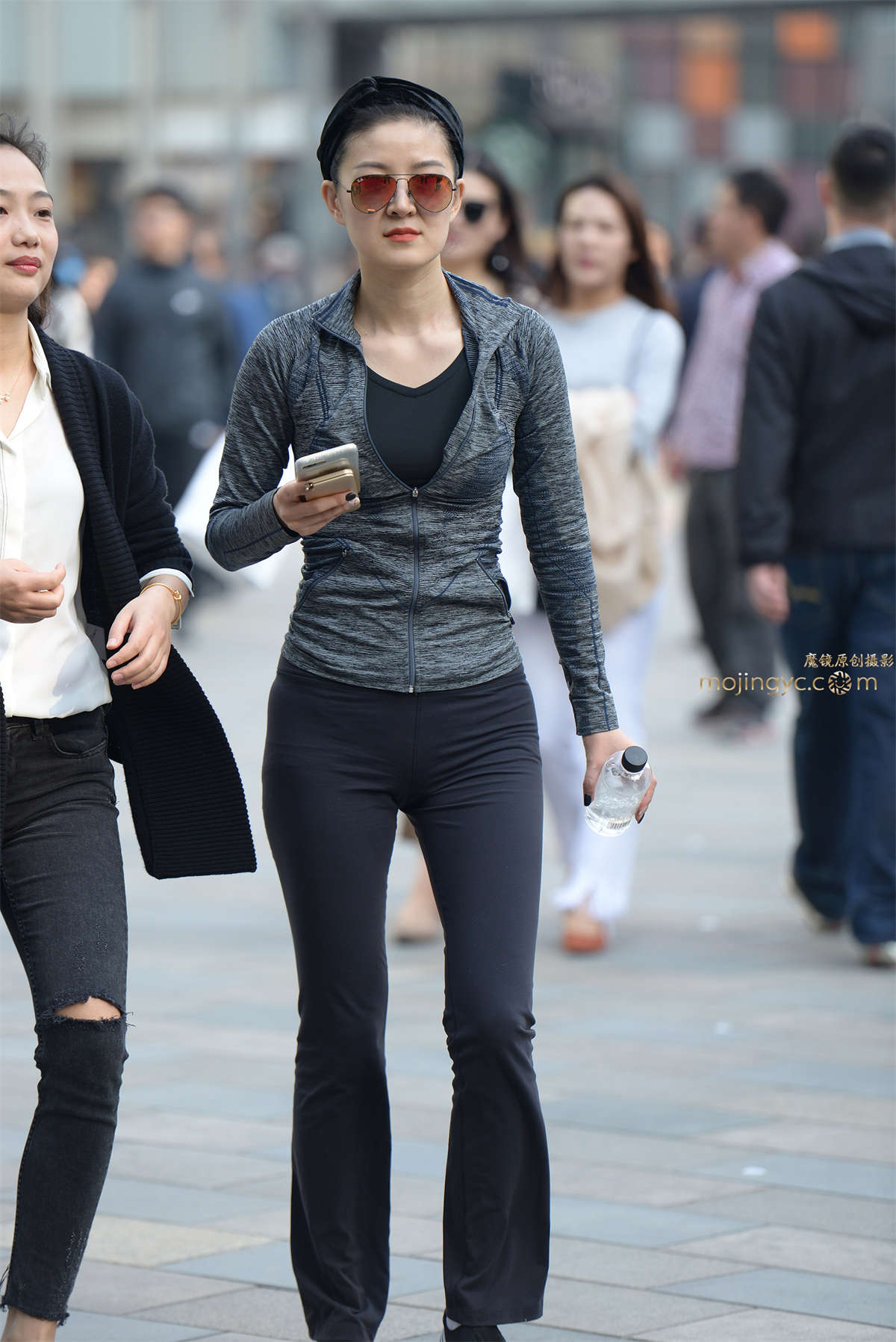 紧身诱惑喇叭裤美少妇-日更街拍