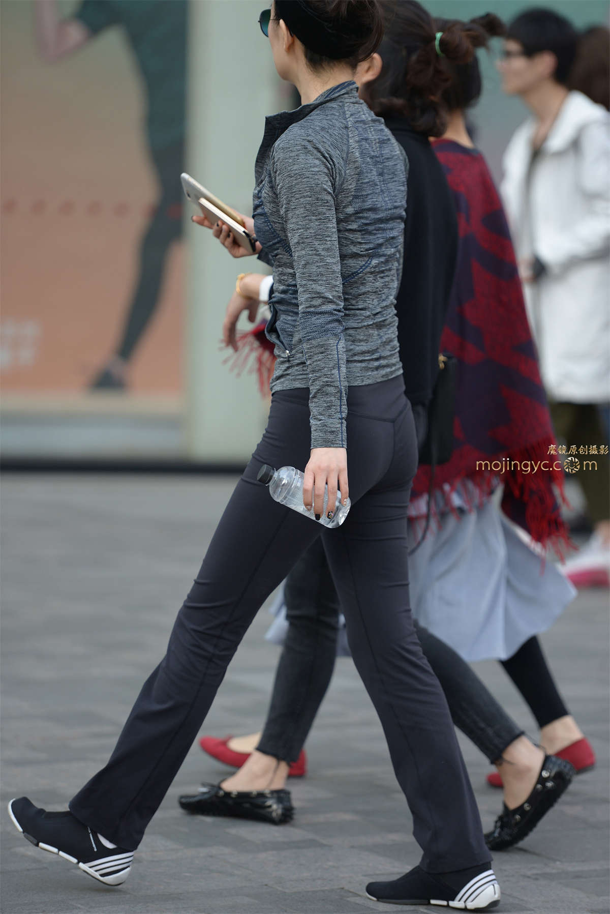 图片[2]-紧身诱惑喇叭裤美少妇-日更街拍