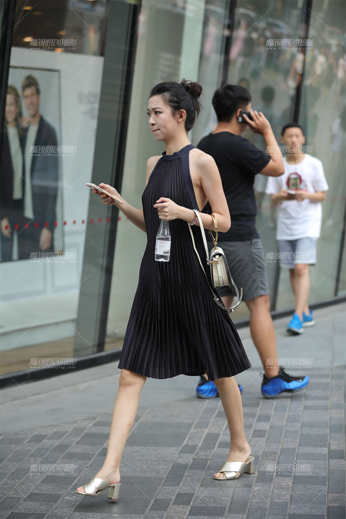 气质长裙美眉-日更街拍