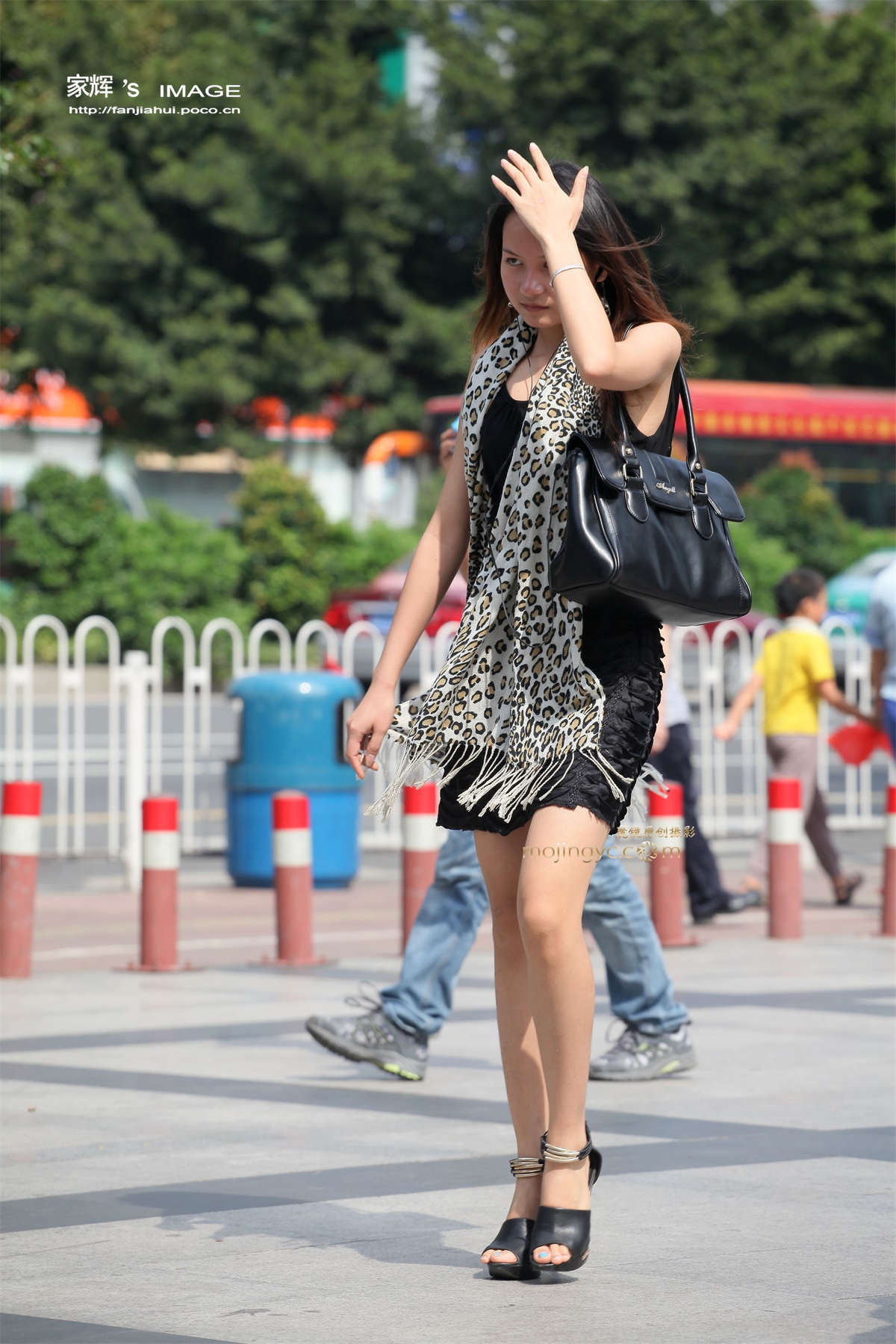 连衣裙兽纹围巾少妇-日更街拍