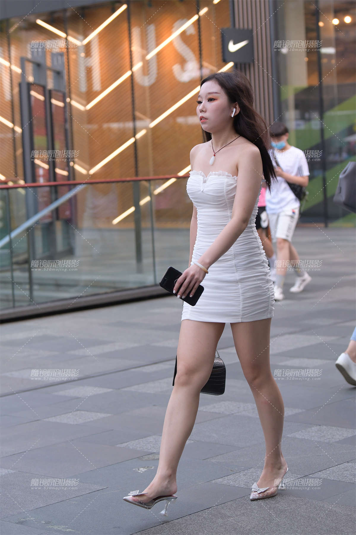 性感白色包臀裙小姐姐-日更街拍