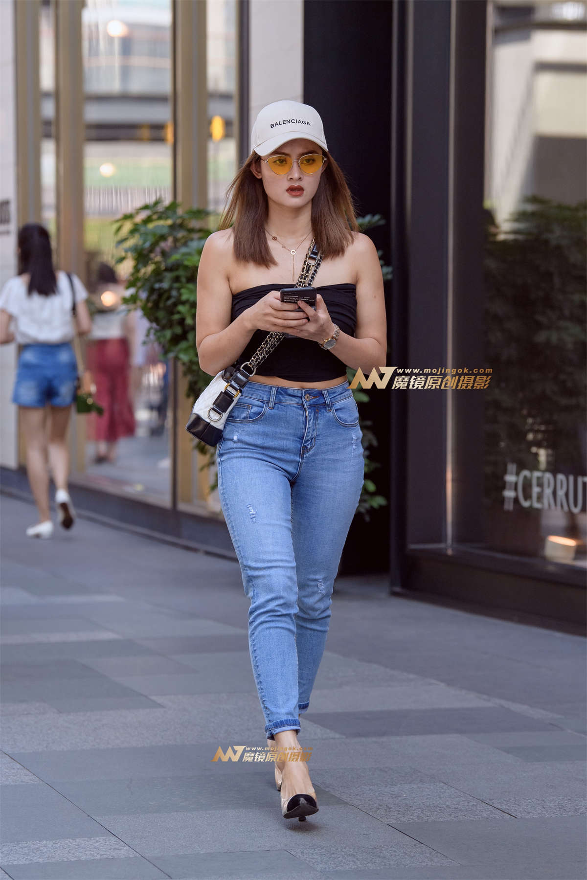 【久久赛帖】高跟鞋紧身牛仔裤美女-日更街拍