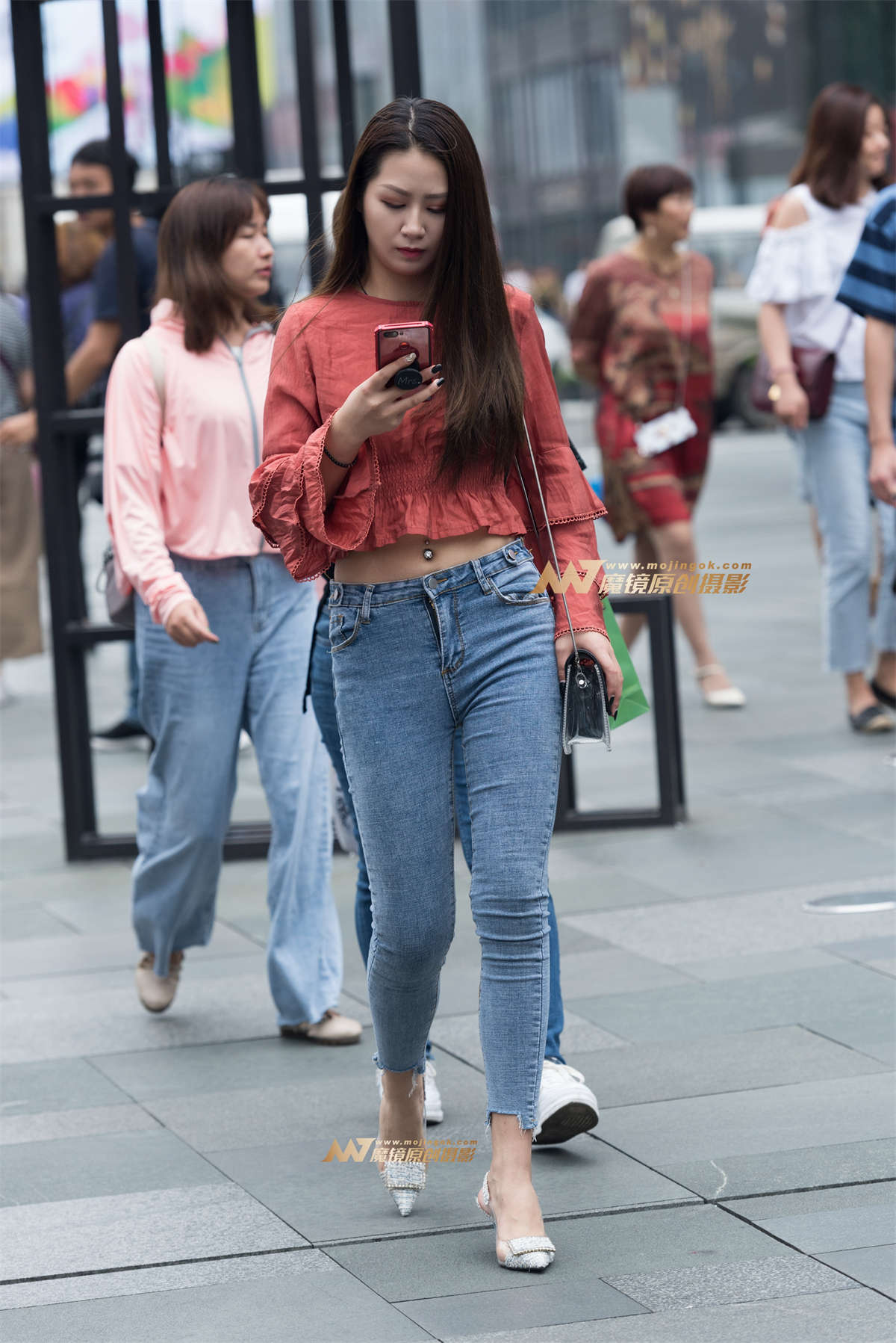看手机的美女-日更街拍