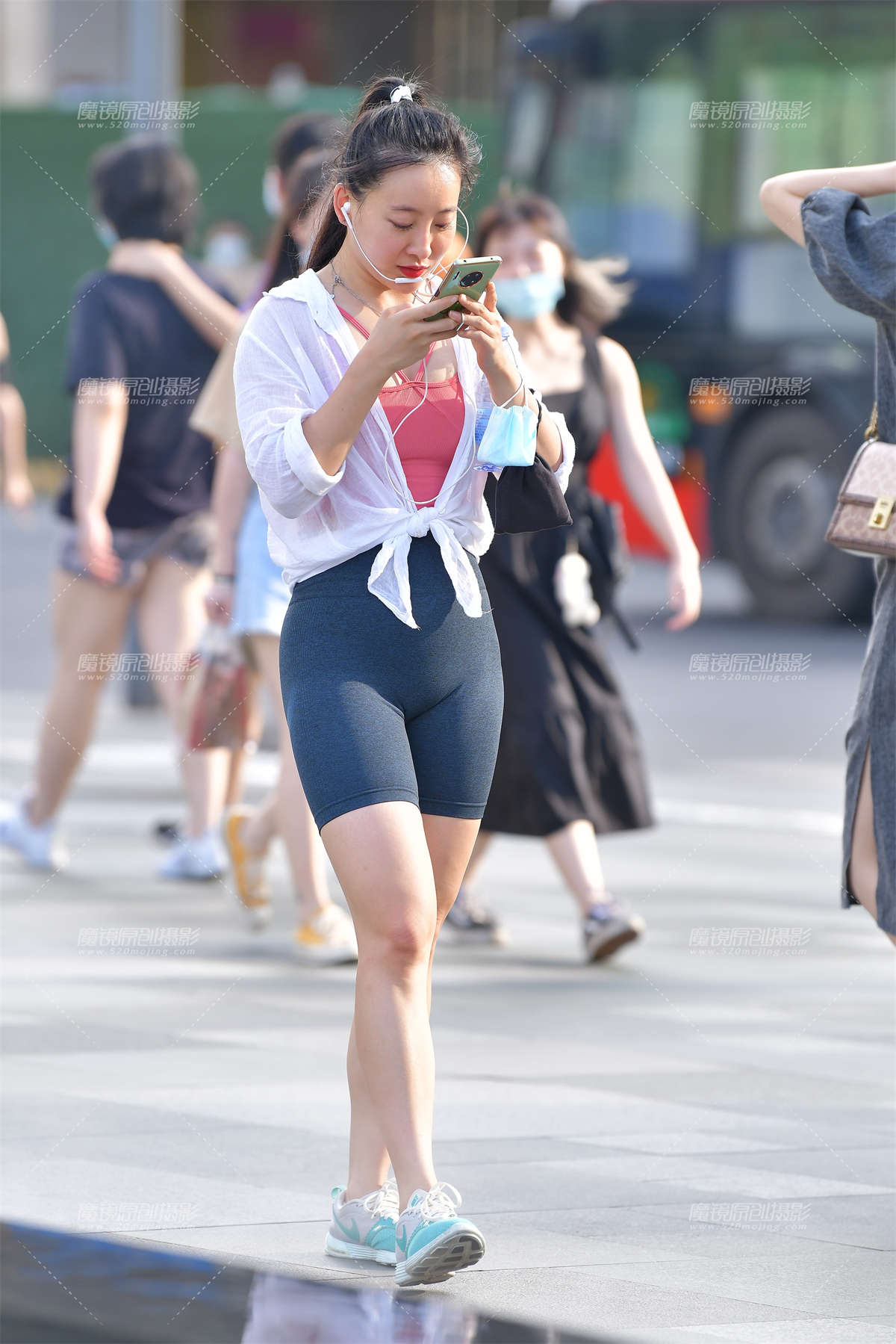 紧致短裤小姐姐-日更街拍