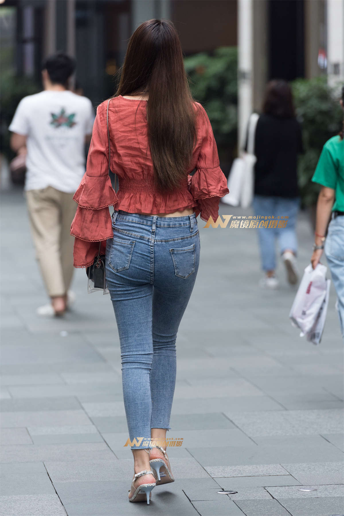 图片[2]-看手机的美女-日更街拍