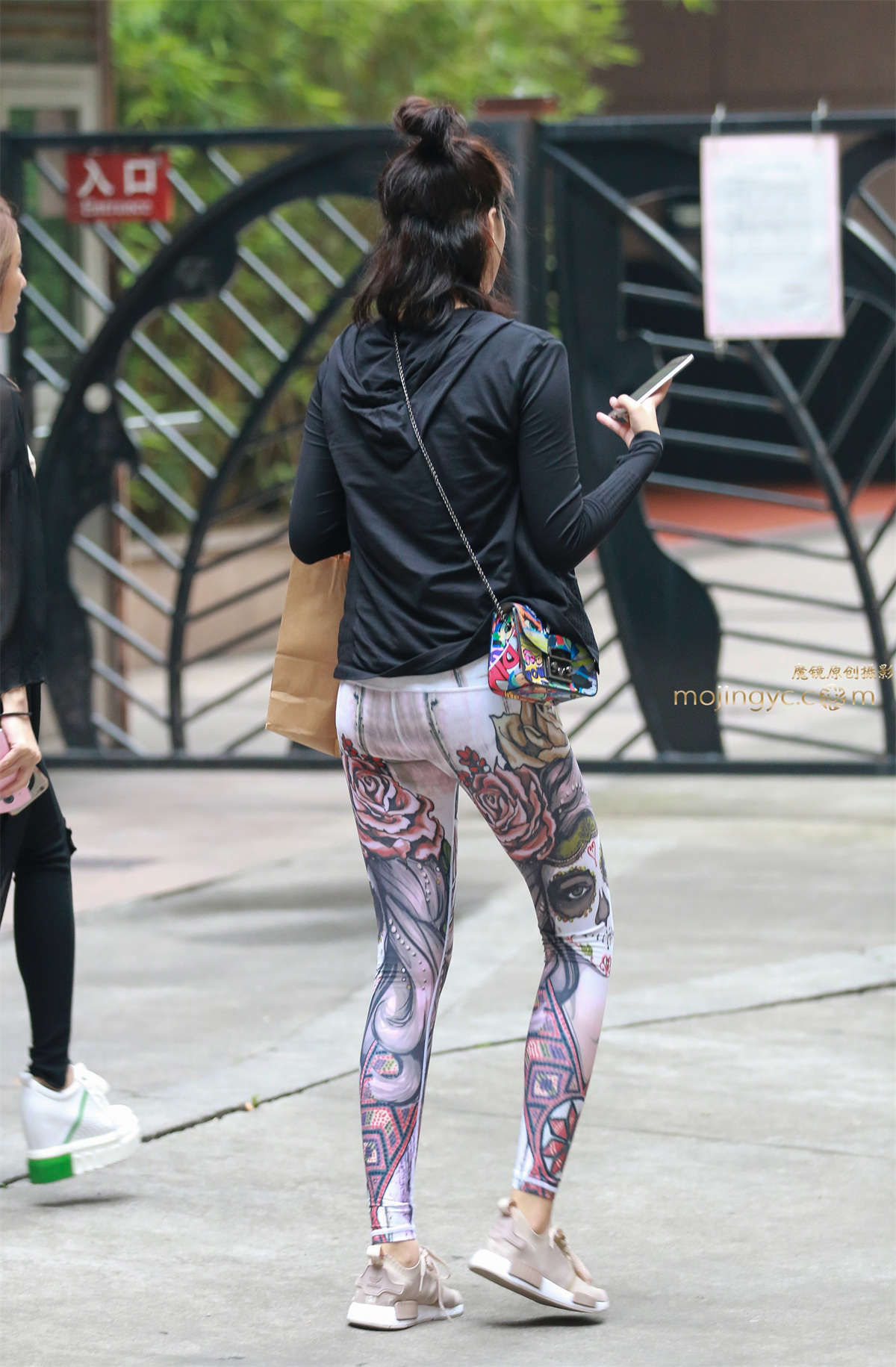 图片[2]-非常个性的紧身裤-日更街拍