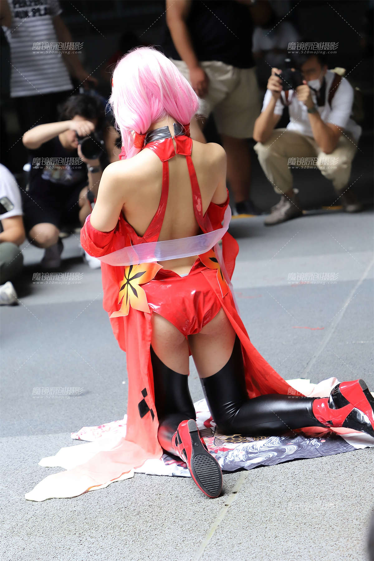 红色皮衣绸带插图1