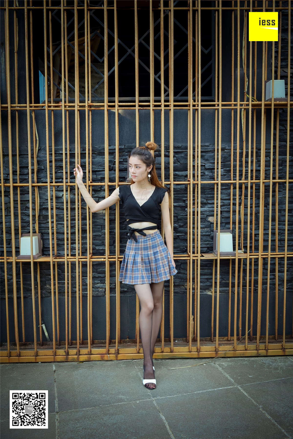 图片[2]-IESS异思趣向 丝享家128期：露脐小短裙黑丝晶晶-日更街拍