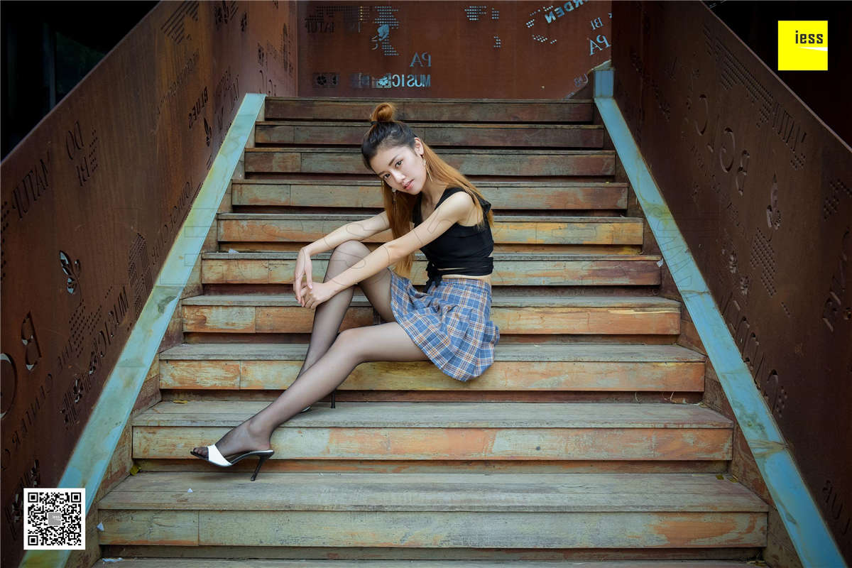 IESS异思趣向 丝享家128期：露脐小短裙黑丝晶晶-日更街拍