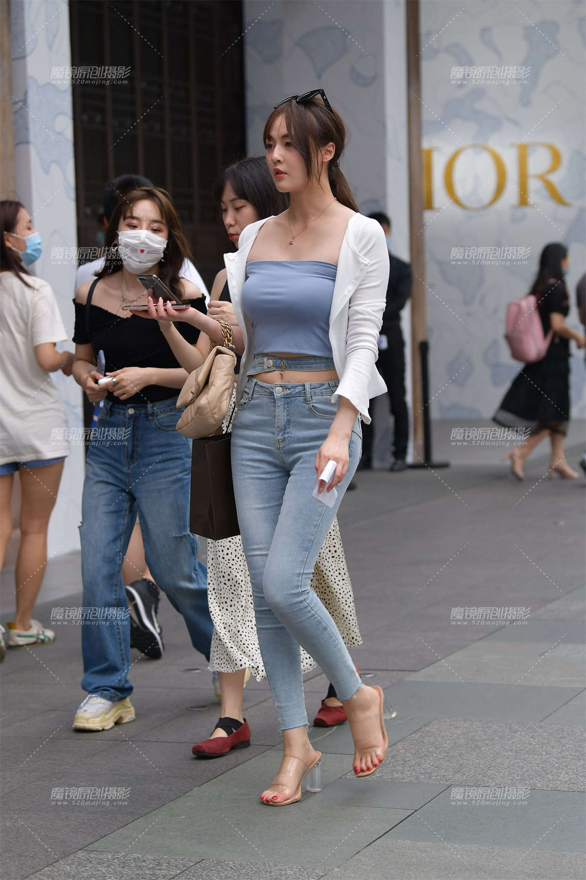 高挑紧牛美女-日更街拍