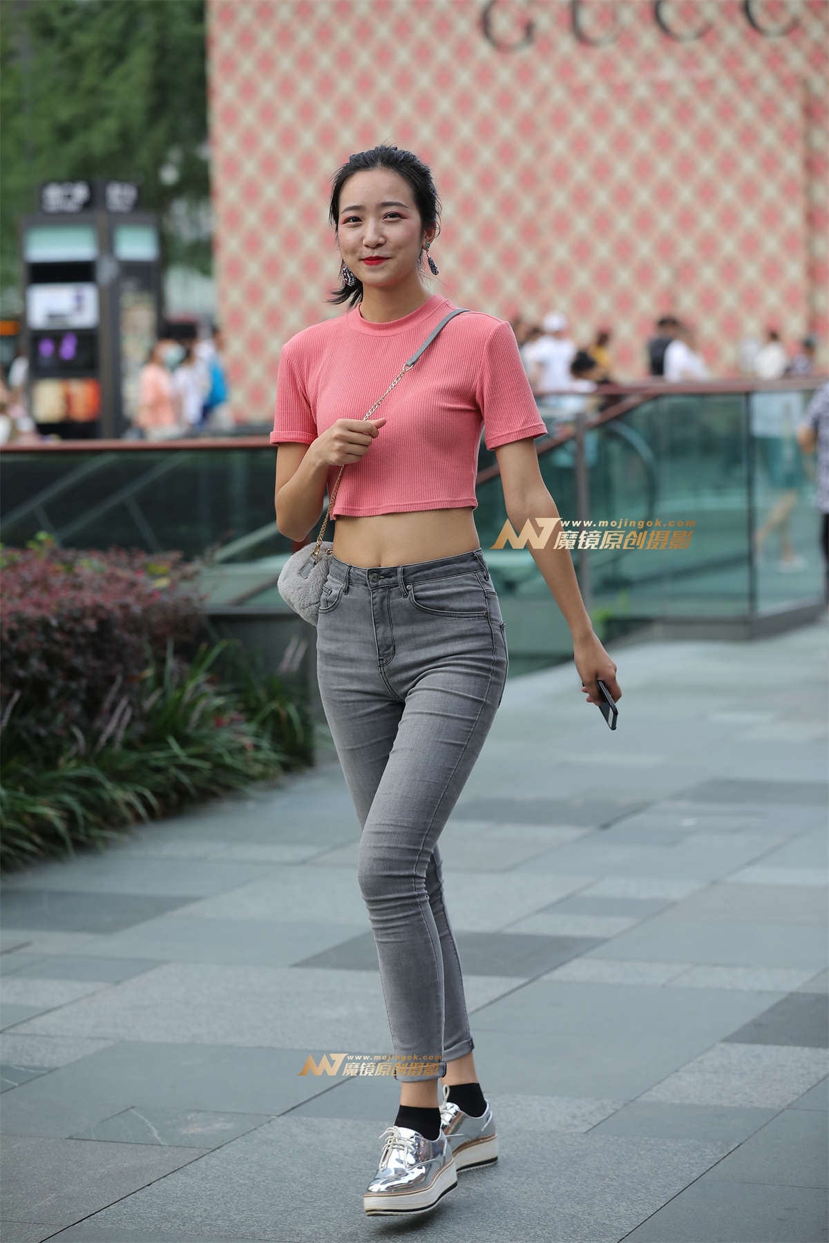 【凯恩赛帖】姑娘心情不错 笑开了花-日更街拍