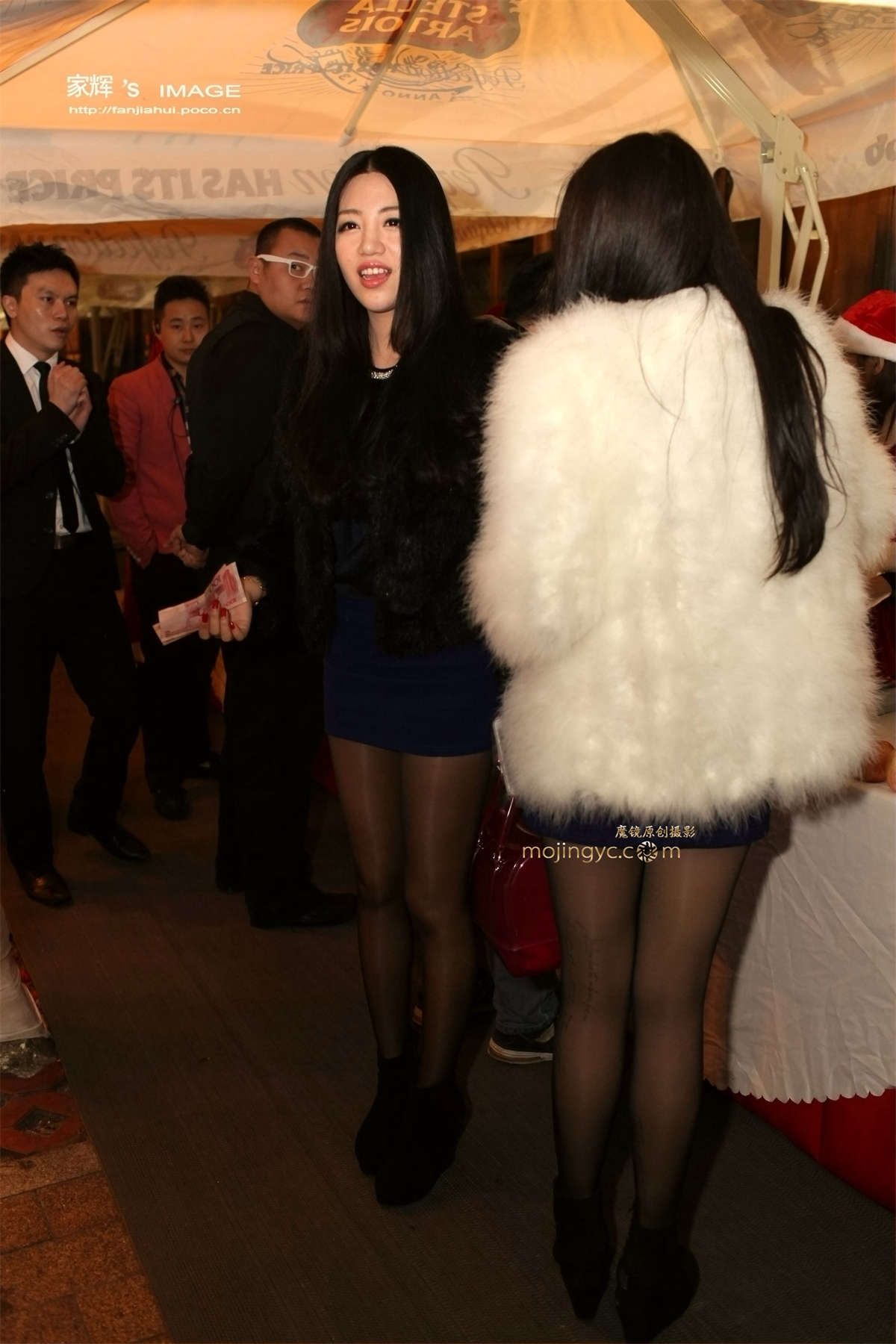 两个黑丝美腿美女-日更街拍