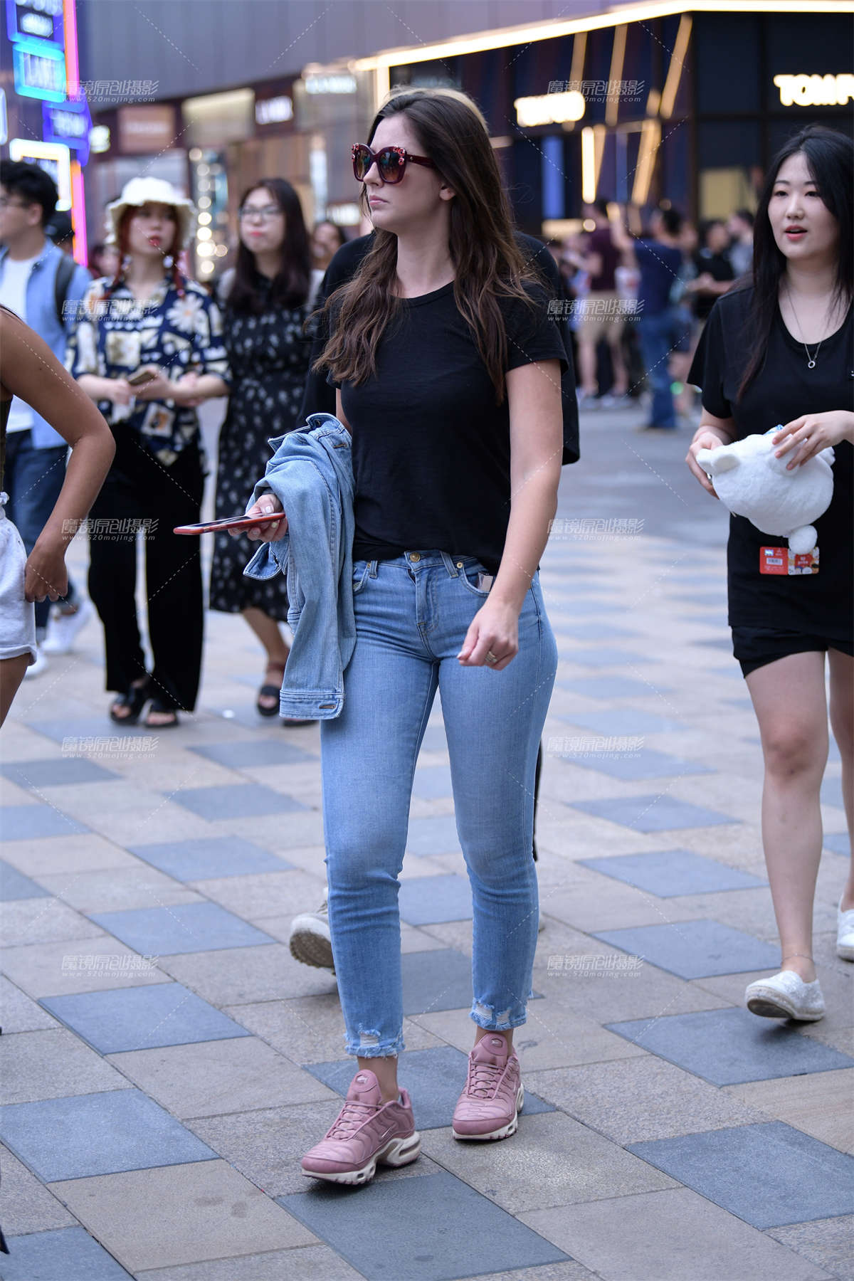 第1541篇★紧身牛仔洋妞★-日更街拍