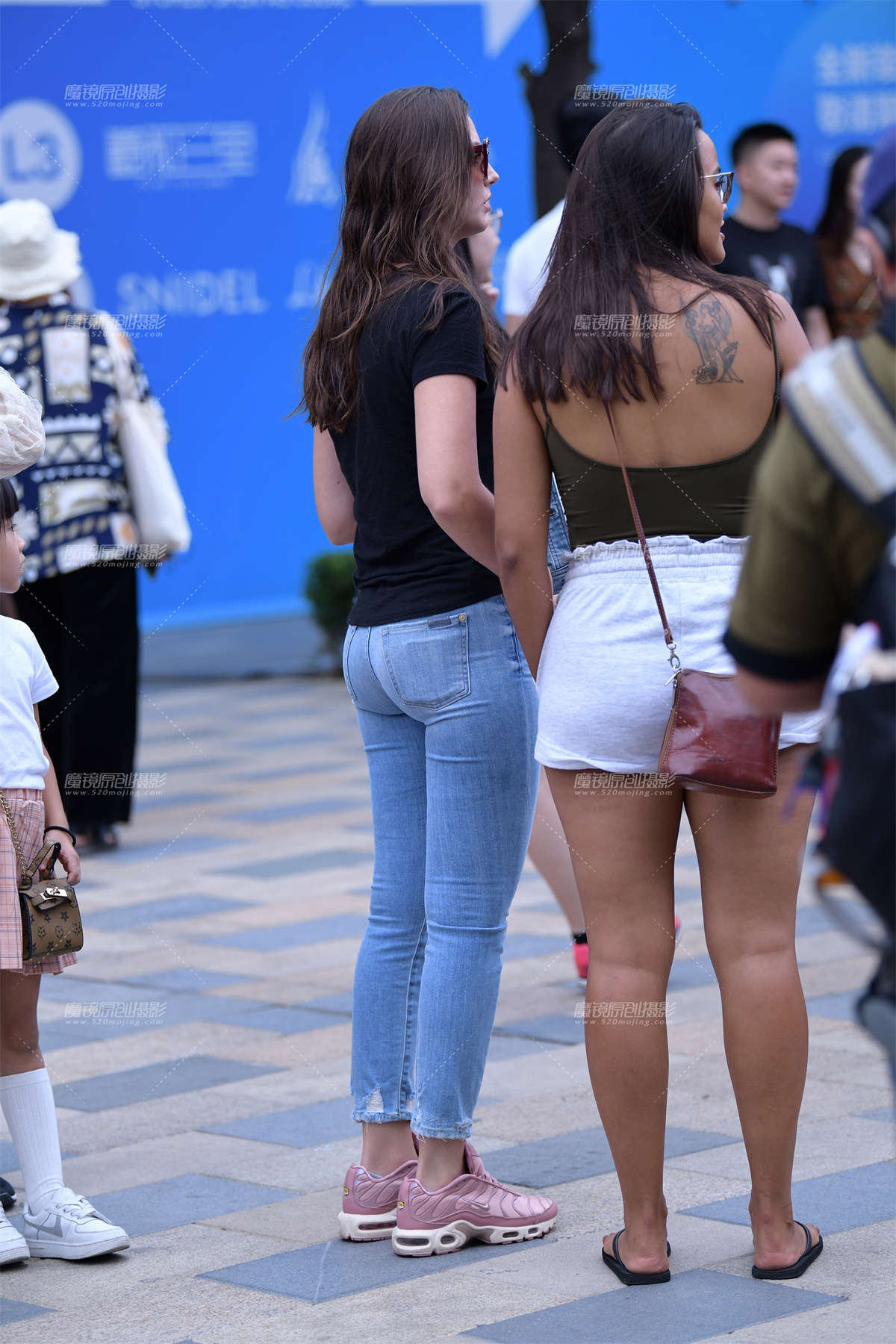 图片[2]-第1541篇★紧身牛仔洋妞★-日更街拍