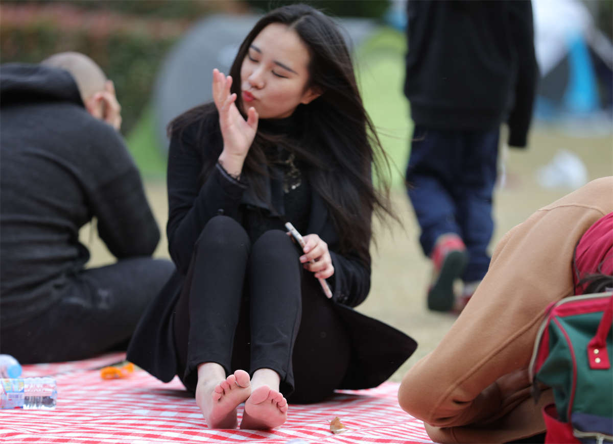 图片[2]-踏青公园街拍系列No.1518 很甜，很美，很耀眼，最后美臀冲我的姿势很嚣张 第3套-日更街拍