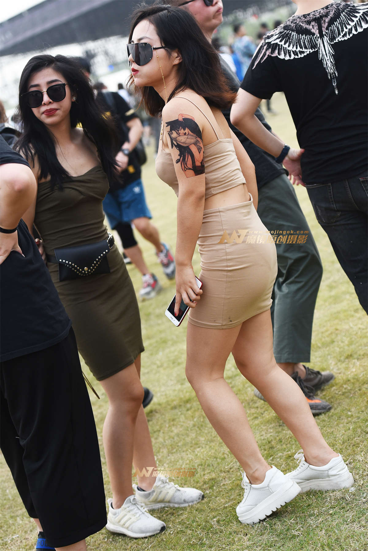 【咔喳赛贴】不断摇摆的紧身裙-日更街拍