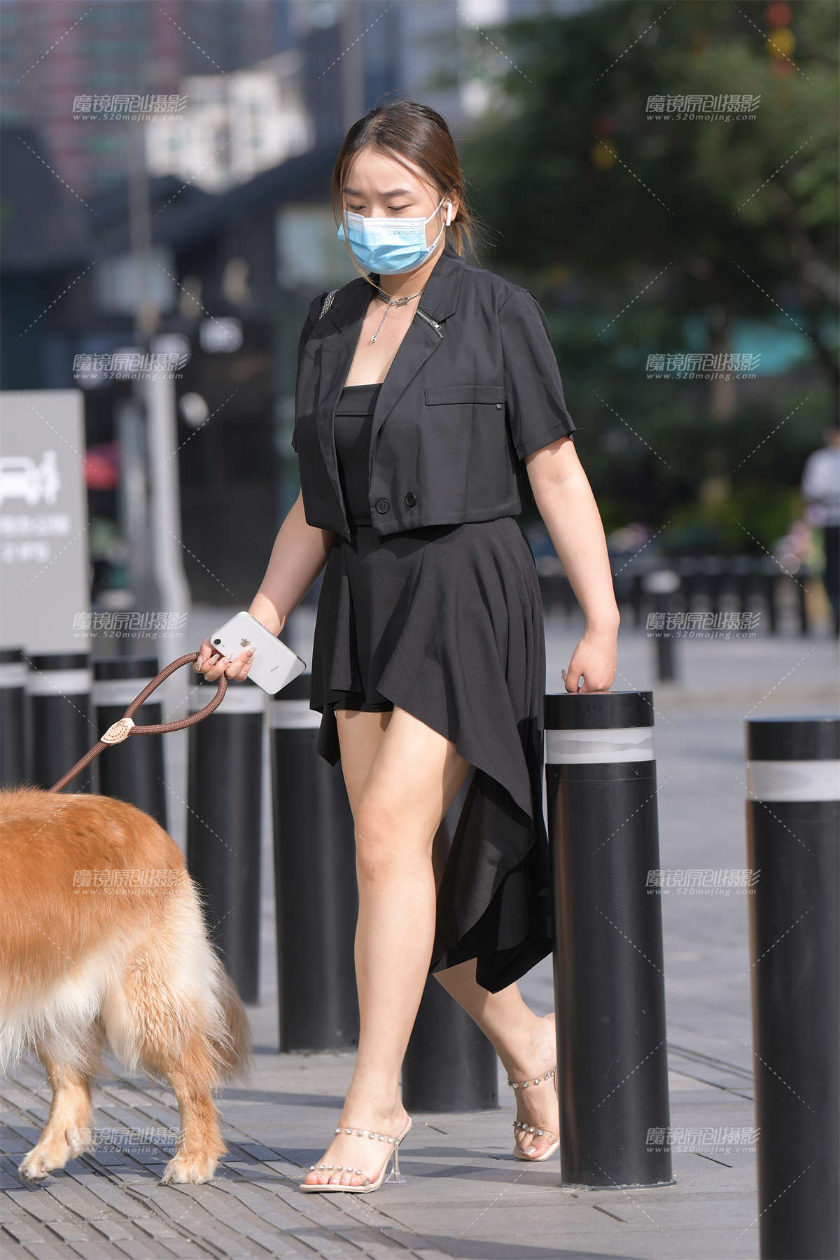 牵狗的女人-日更街拍