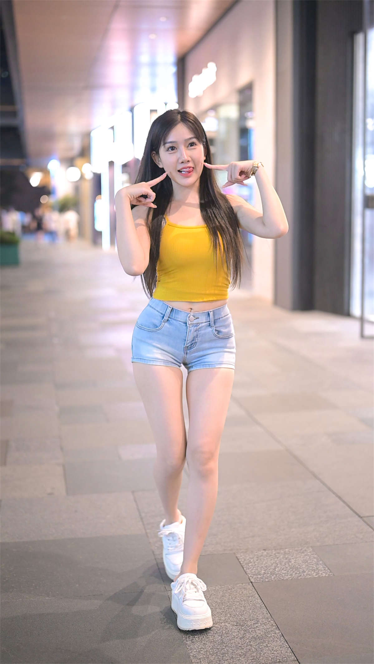 李青青牛仔热裤视频纯享版-日更街拍