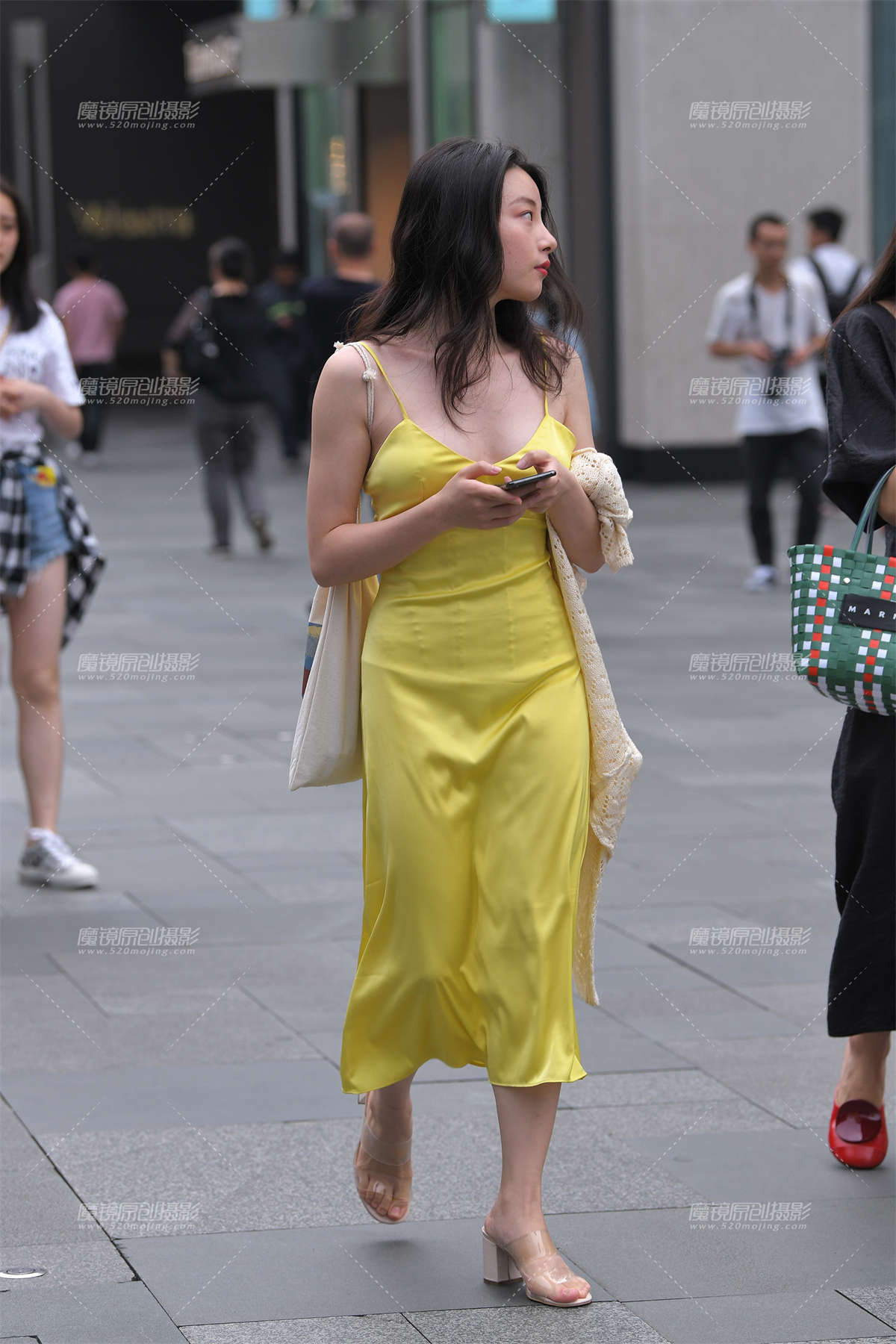 性感低胸黄裙子-日更街拍