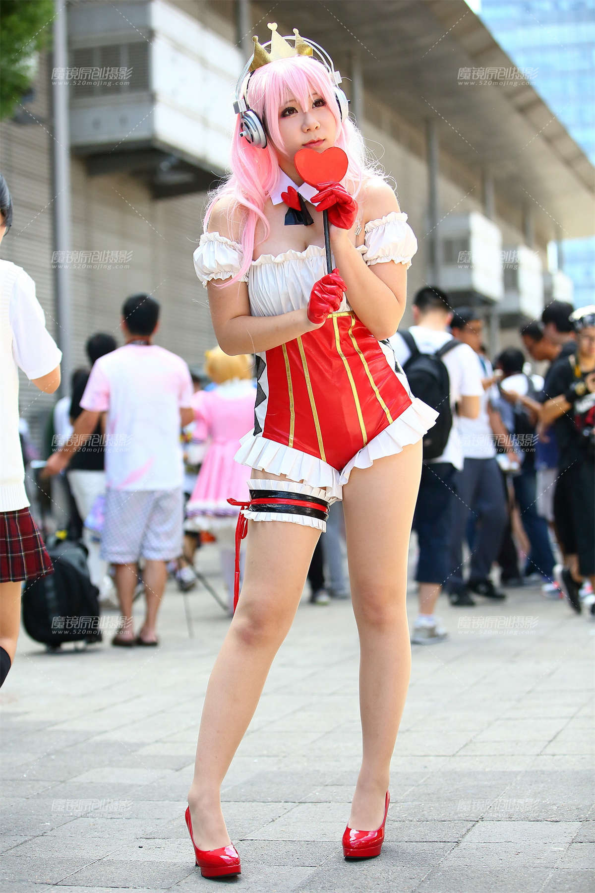 红衣丰满的coser插图1