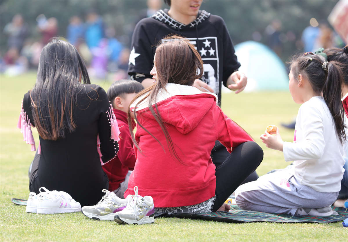 图片[2]-踏青公园街拍系列No.1519 女神级美人的长趾微茧玉足，你若看了没感觉，算我输-日更街拍