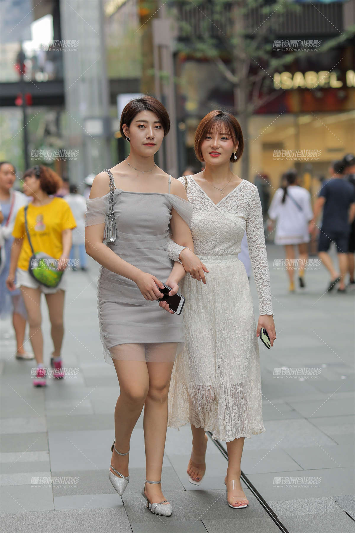 温婉的两美女 气质迷人-日更街拍