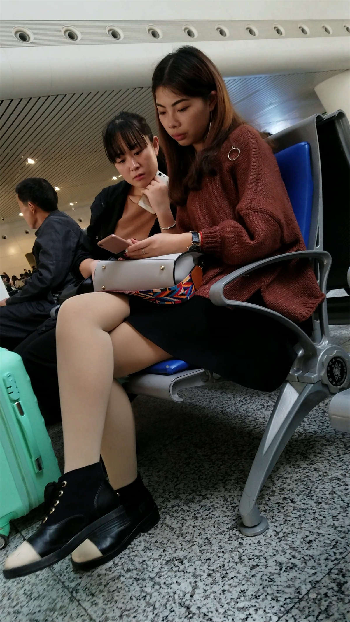 图片[2]-[4K高清视频]候车的肉色丝袜美眉嘴唇诱惑-日更街拍