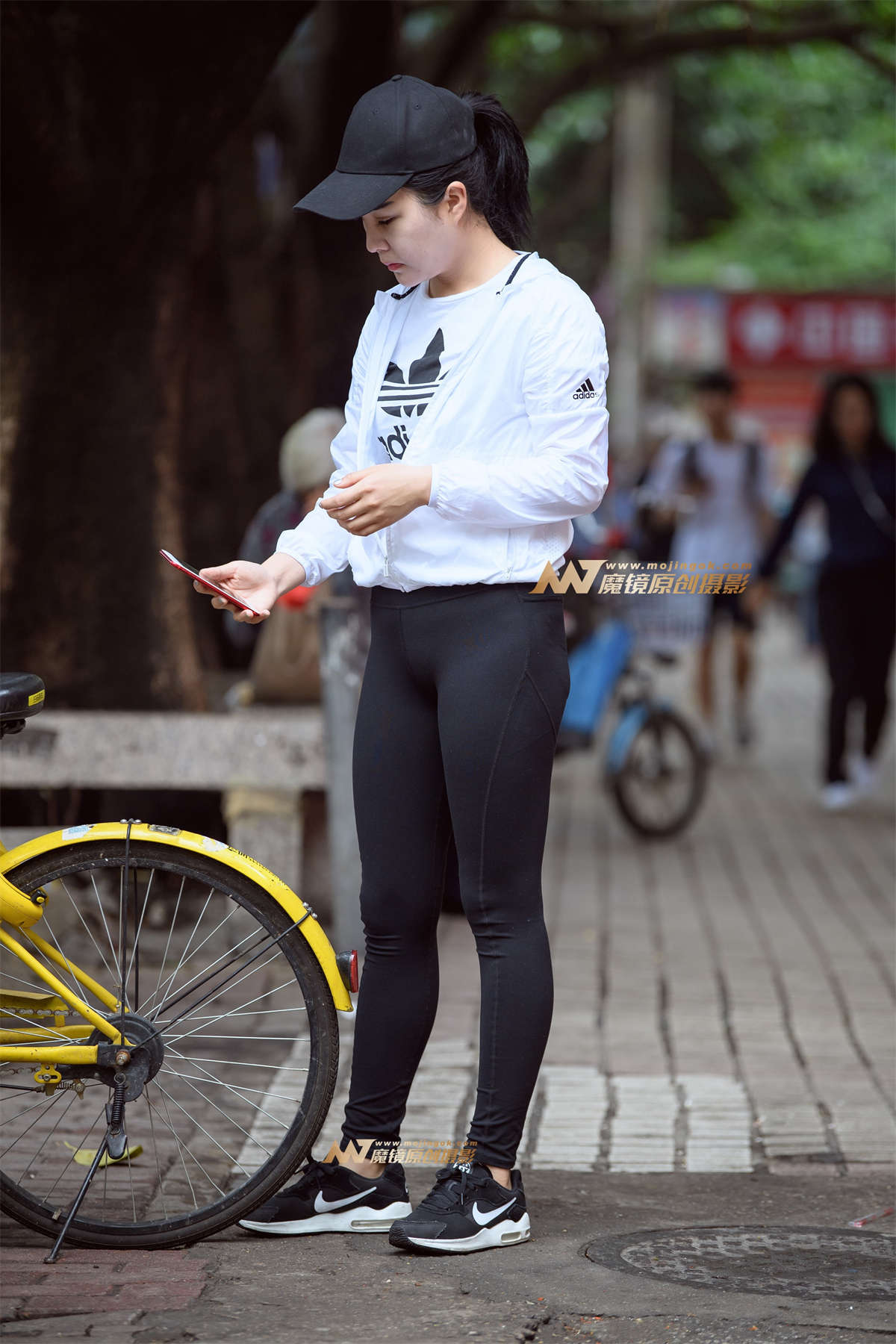 【久久赛帖】黑色紧身裤美女骑小黄车-日更街拍