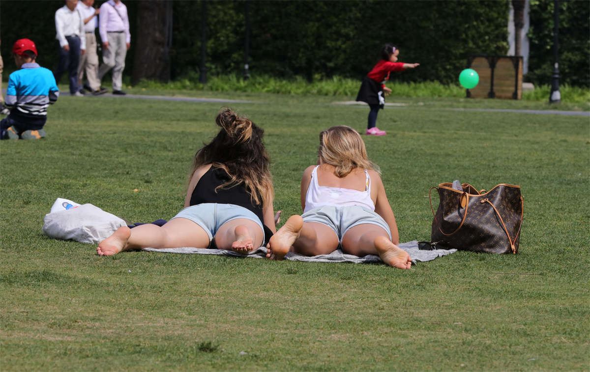 图片[2]-踏青公园街拍系列No.1520 极致高耸西足一双若嫌少，那就再来一双 第2套-日更街拍