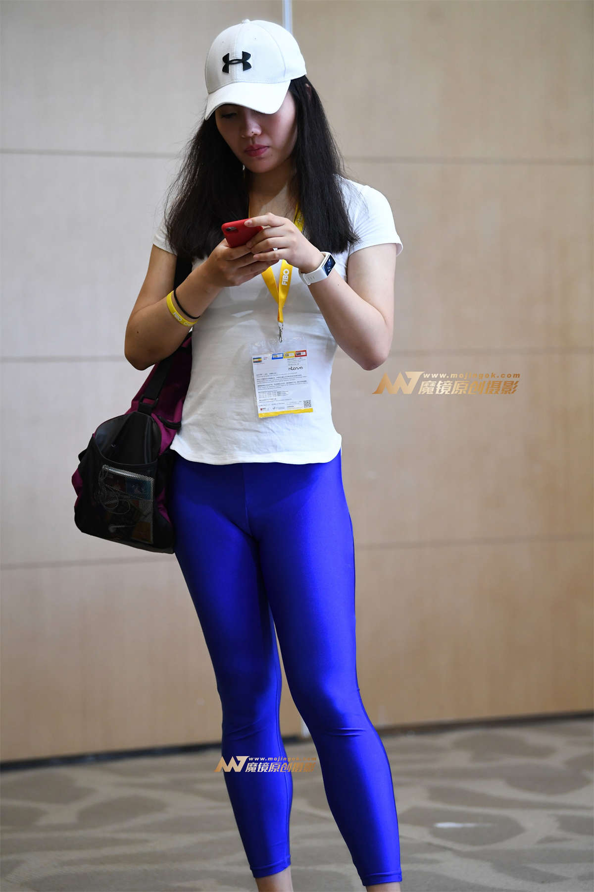 天蓝紧身瑜伽裤美女-日更街拍