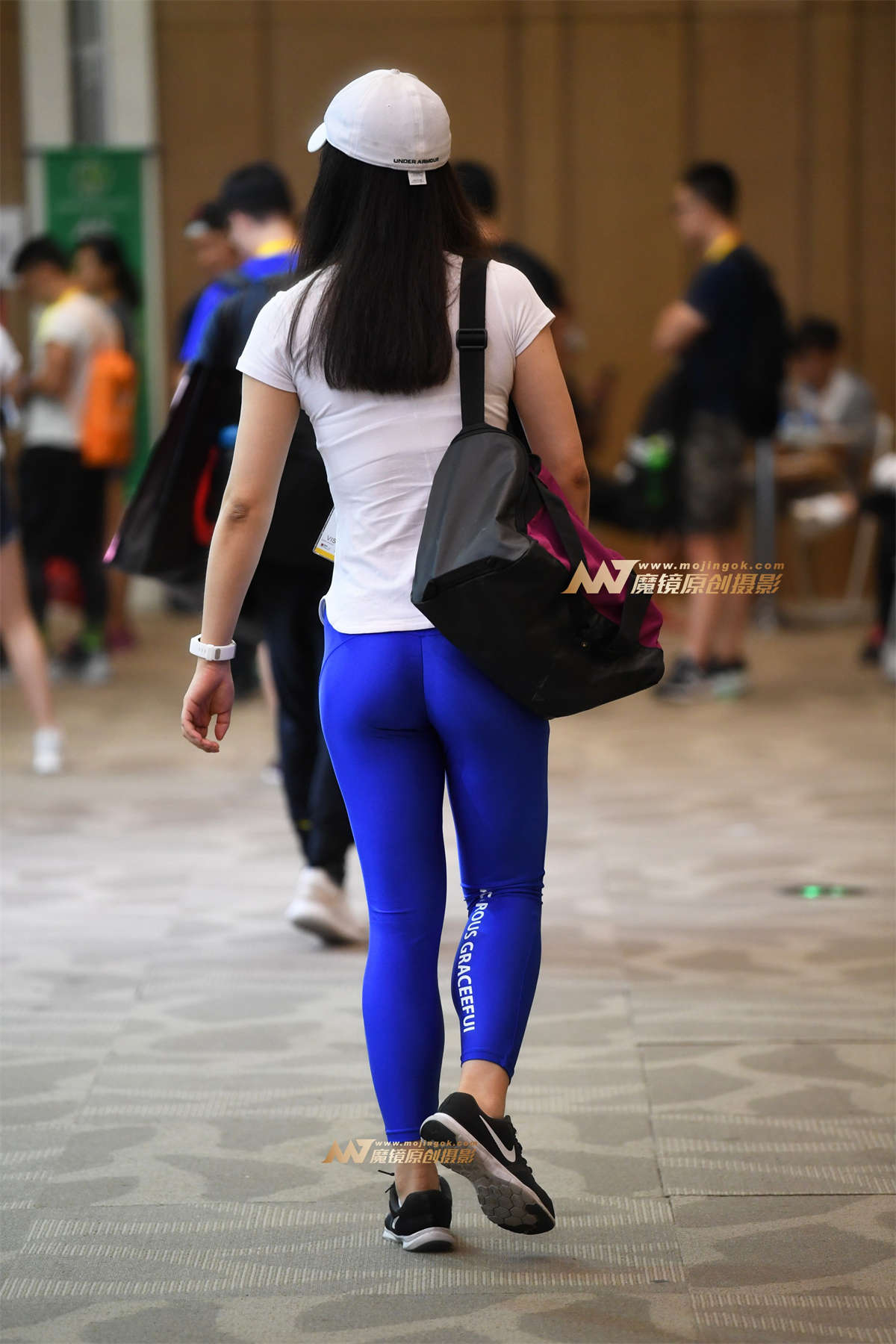 图片[2]-天蓝紧身瑜伽裤美女-日更街拍